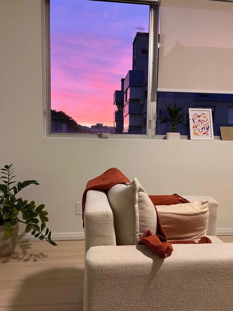Poltrona próxima à janela ao entardecer