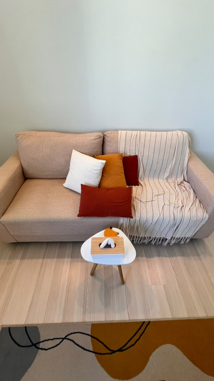 Sofá com almofadas e mesa de apoio
